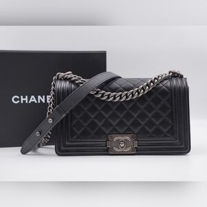 CC41 ❤️ Chanel Caviar Quilted Old Medium Boy Flap Black